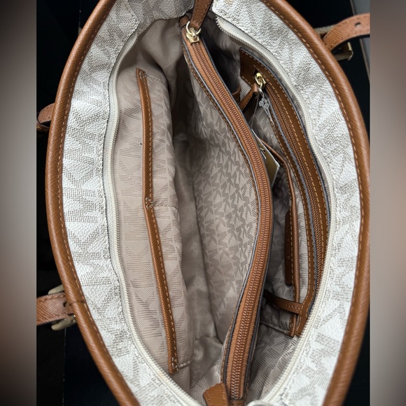 NWT MICHAEL KORS MEDIUM SNAP POCKET TOTE. CREAM/BROWN. - Picture 9 of 10